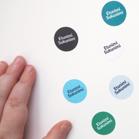 Pyöreä nimitarra - Ympyrän muotoinen ja pesunkestävä nimikointitarra (⌀18mm) sopii hyvin vaatteiden pesulappuihin.