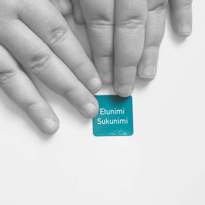 Neliö nimitarra - Neliön muotoinen ja pesunkestävä nimikointitarra (18x18mm) sopii hyvin vaatteiden pesulappuihin.